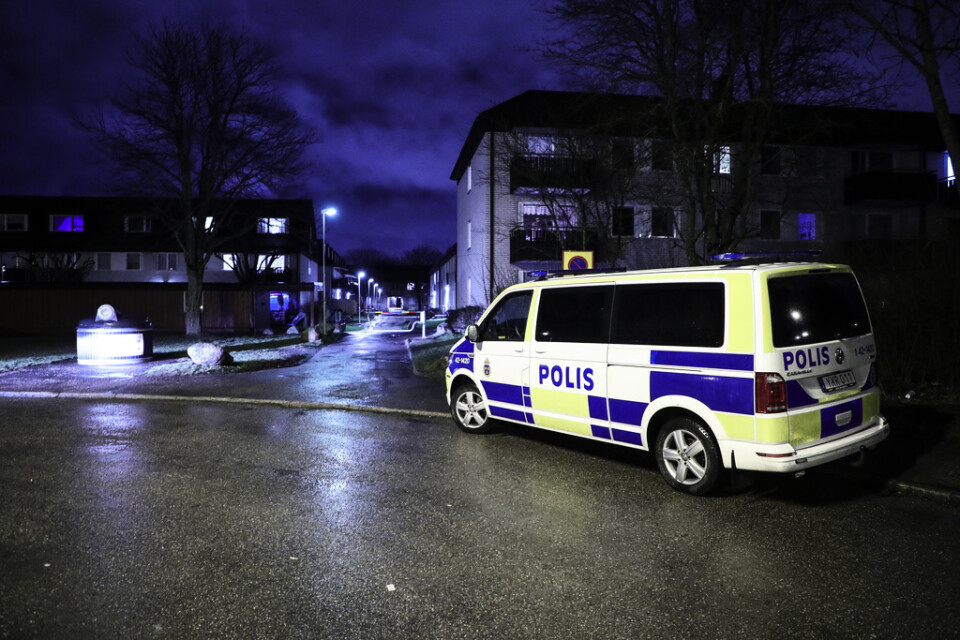 Polis på plats i stadsdelen Skäggetorp i Linköping där en person under kvällen hittades mycket allvarligt skottskadad, och senare avled.