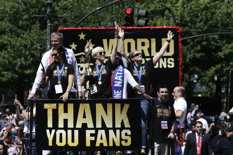 De amerikanska fotbollsstjärnorna Megan Rapinoe och Alex Morgan hyllades av fansen i New York.
