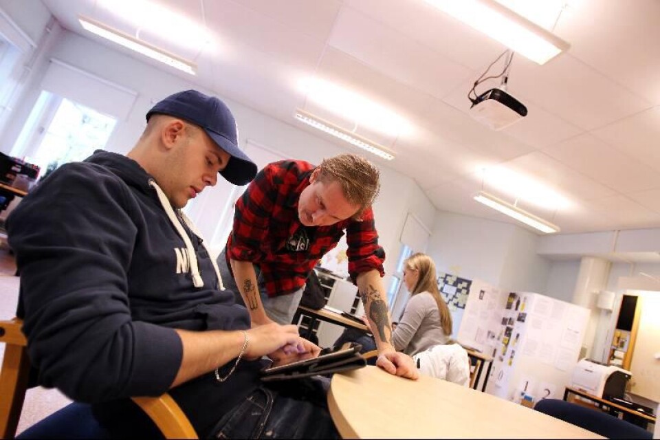 Ola Nilsson är IKT- och mediapedagog på AV-centralen och finns som resurs för eleverna och läraren när de första digitala bokpresentationerna ska skapas på en surfplatta. Här hjälper han Tobias Ericsson.