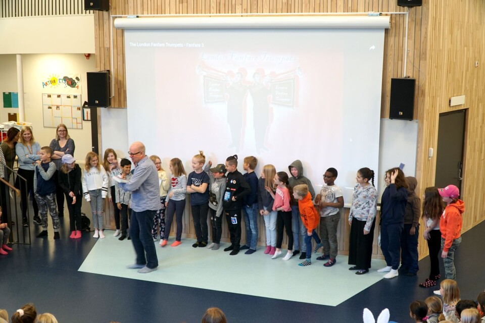 Klass 3 B tar emot priset av skolbibliotekarie Olle Örngård.