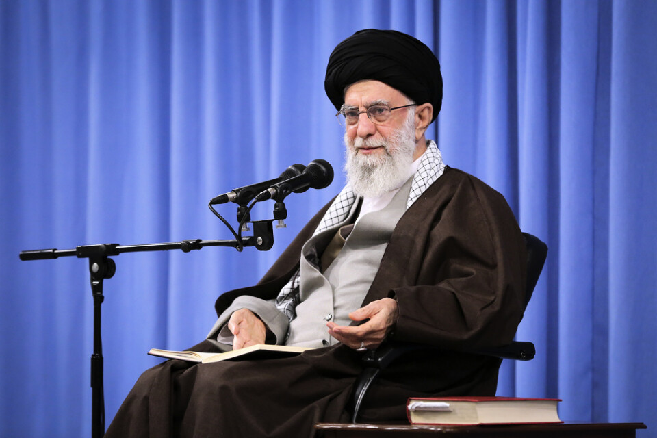 Irans högste ledare ayatolla Ali Khamenei ställer sig bakom höjningen av energipriser såsom bensin, och makten i landet står enad i sin hållning mot demonstrationer som brutit ut.