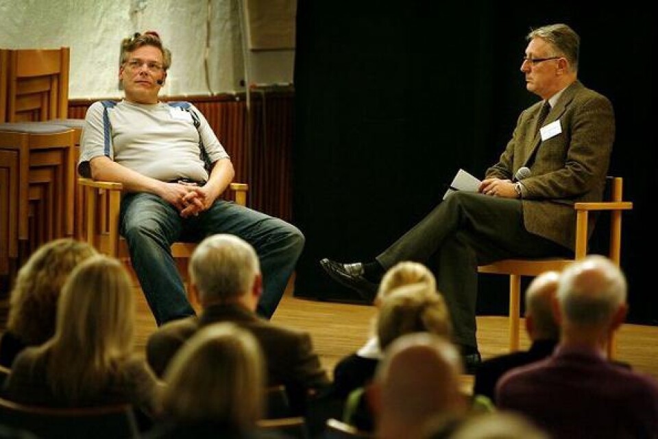 Hasse Kron berättade om sitt liv för Nils-Gunnar Snygg och åhörarna på Attentions debattkväll. Bild:Tomas Nyberg