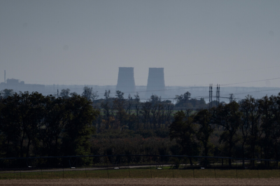 Kärnkraftverket Zaporizjzja på en bild tagen två mil bort. Arkivbild.