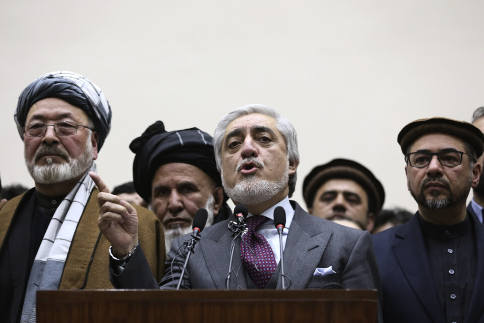Utmanaren Abdullah Abdullah (i mitten) som förlorat presidentvalet i Afghanistan tänker bilda en parallell regering.