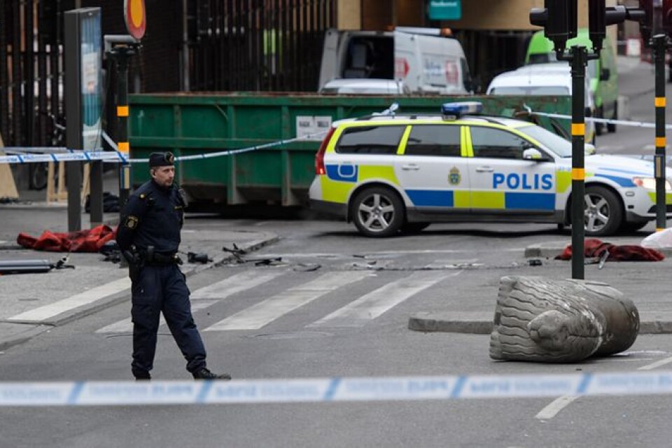 De poliser som kom först till Drottninggatan hade inte tillräcklig utrustning, som skottsäkra hjälmar, förstärkningsvapen och skottsäkra hjälmar. (Arkivbild)