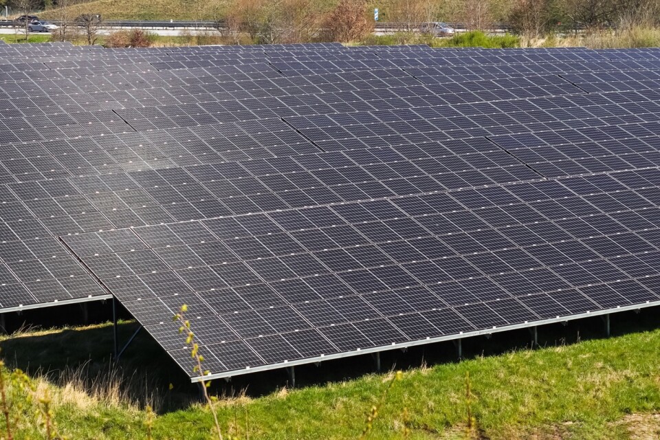 Företrädare för solparksföretag förespråkar en utbyggnad av solparker. ”Ett första steg bör vara att snarast ta initiativ till en nationell strategi för solkraft. Strategin bör kopplas till ett mål på 30 TWh, eller omkring 15 procent av elanvändningen, år 2030”, skriver de i sin debattartikel.