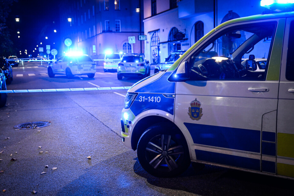 Enligt medieuppgifter har männen kopplingar till den pågående våldsvågen. Bild från Stockholm i onsdags kväll, då en person sköts ihjäl.