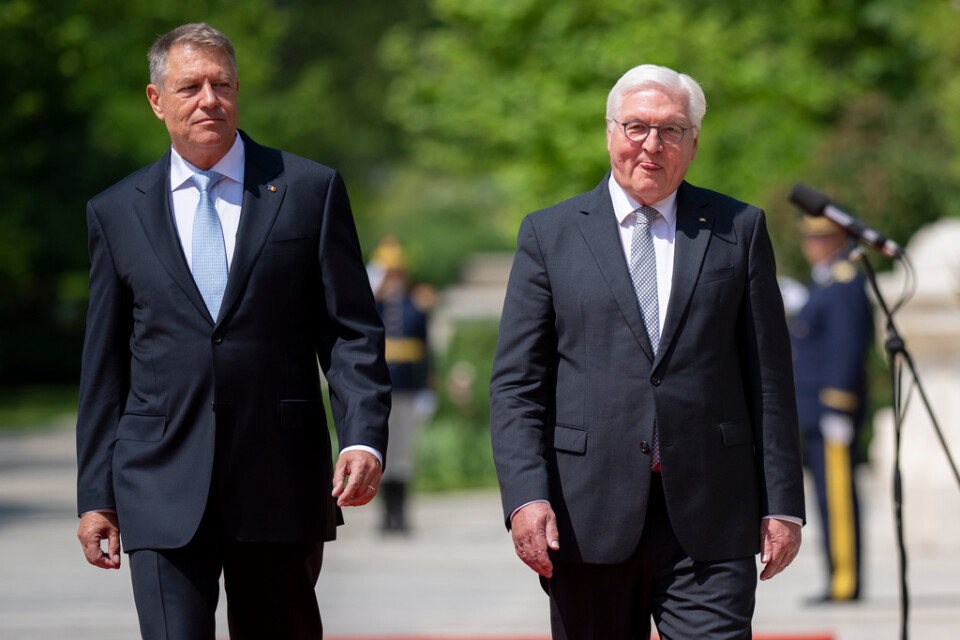 Rumäniens president Klaus Iohannis (till vänster) med Tysklands president Frank-Walter Steinmeier. Arkivbild.