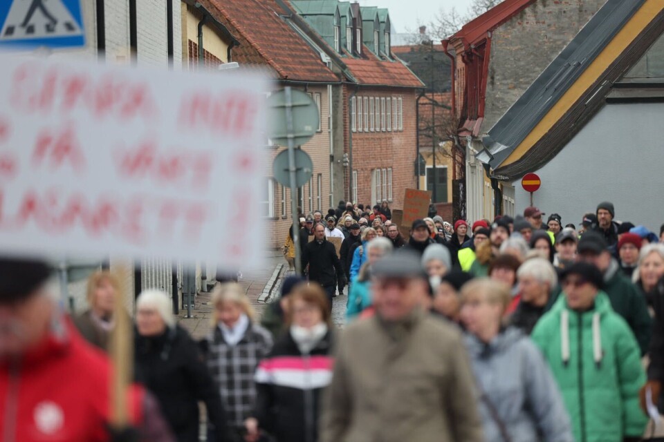 Demonstration mot nedskärningar i vården Ystad. Runt 500 slöt upp.
