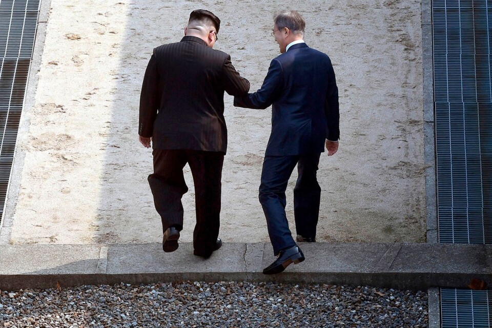 Kim Jong-Un tog sin nye sydkoreanske vän Moon Jae-In i handen och steg in i den demilitariserade zonen.
