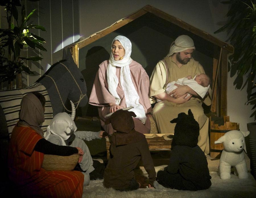 Julkorten från Ulriksbergskyrkan skickade med motivet från krubban, Angela Åberg spelade Maria, Christian Dahlgren Josef och Emma Åberg fick rollen som Jesusbarnet.
