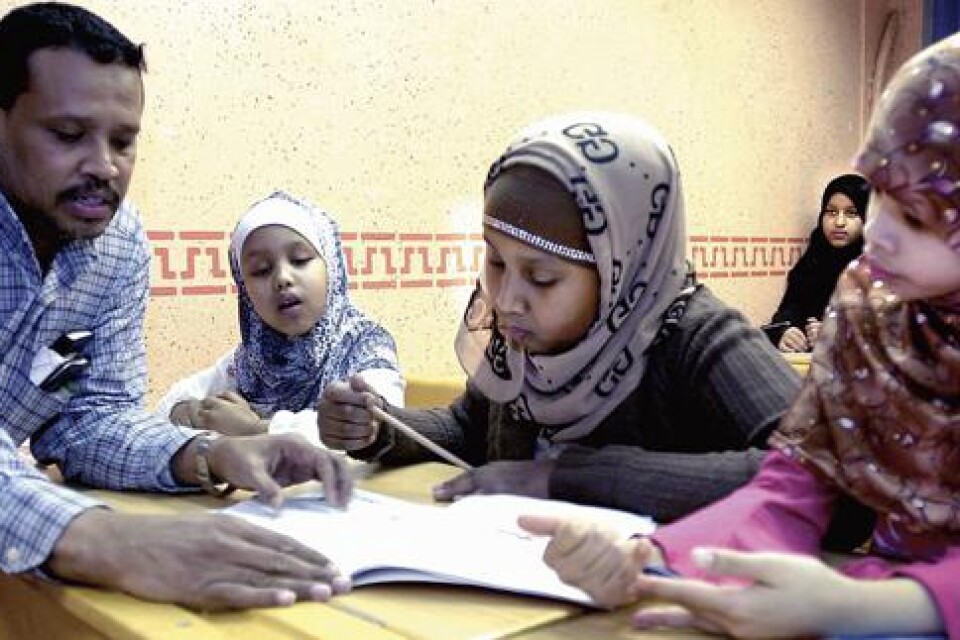 Ahmed Abdulle är en av flera ideella krafter på skolan som ofta hjälper barnen med deras läxor. Här är det Mona Nur, Ikram Mohamud och Anisa Abdulle som får hjälp.