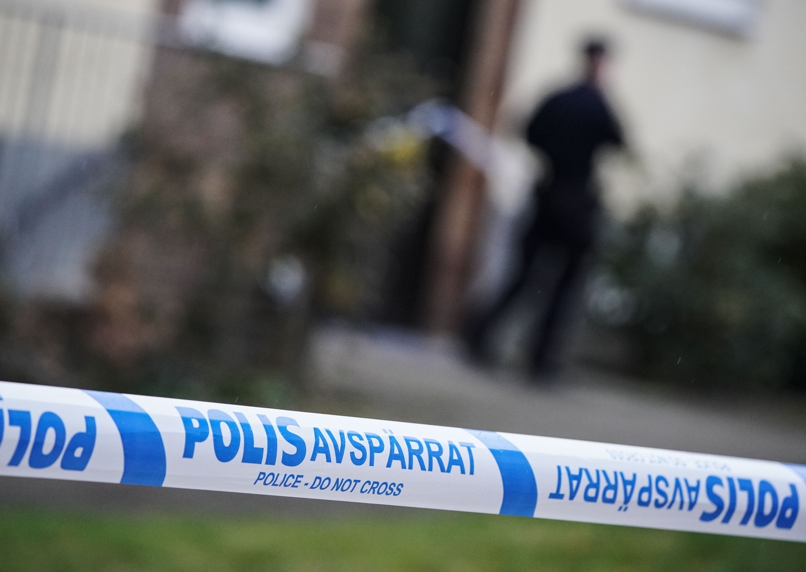 Polis och avspärrningar på platsen för mordet på den 30-åriga mannen i Kristianstad förra året. 
Foto: Johan Nilsson / TT / Kod 50090