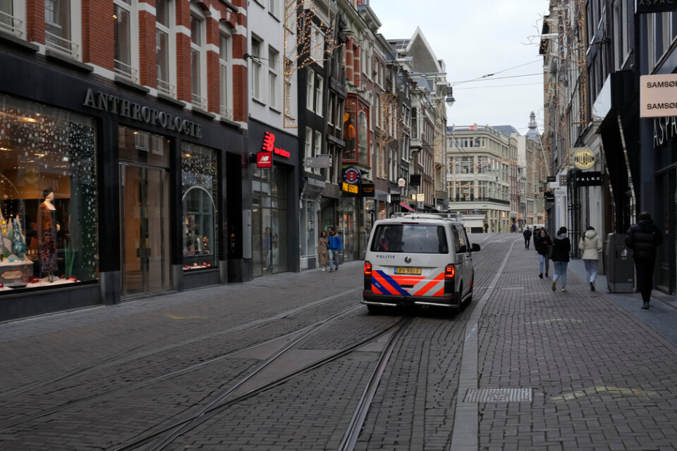Nederländerna har infört Europas kanske hårdaste lockdown just nu. Den här shoppinggatan i Amsterdam brukar vara smockfull med folk inför jul.