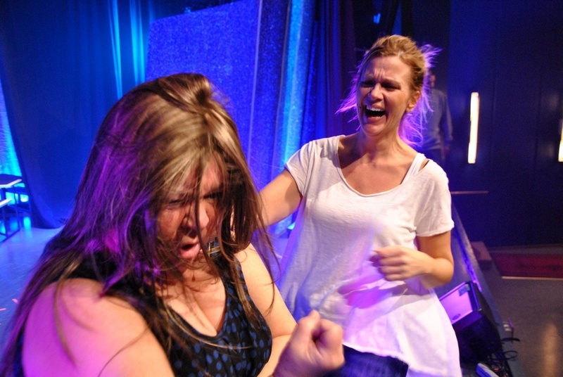 Ann Westin och Jessica Persson har roligt med en peruk i väntan på att få spela sin revy inför en publik. På nyårsafton har ”Nu kör vi!” premiär på Borgen i Osby. Foto: Pernilla Ekdahl