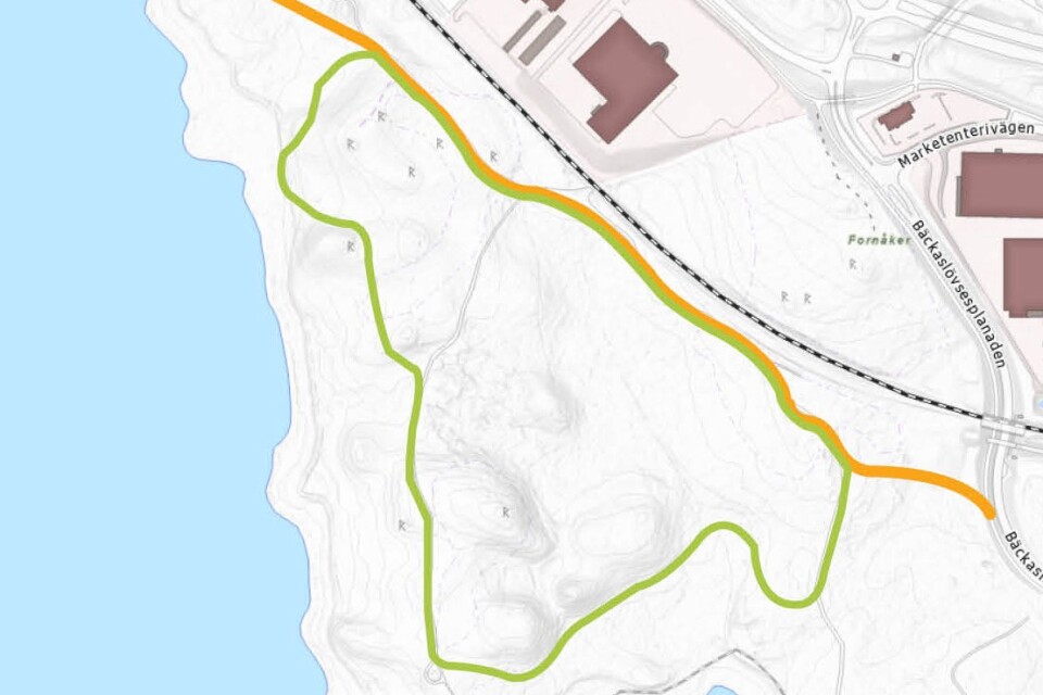 Det nya elljusspåret i Bäckaslöv är på bilden utmärkt i grönt och den nya gång- och cykelvägen med orange markering.