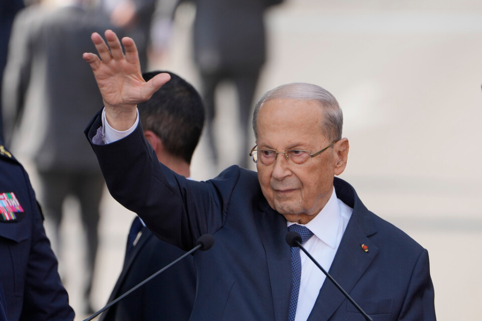 Michel Aoun vinkar till anhängare under sitt sista tal som president den 30 oktober.