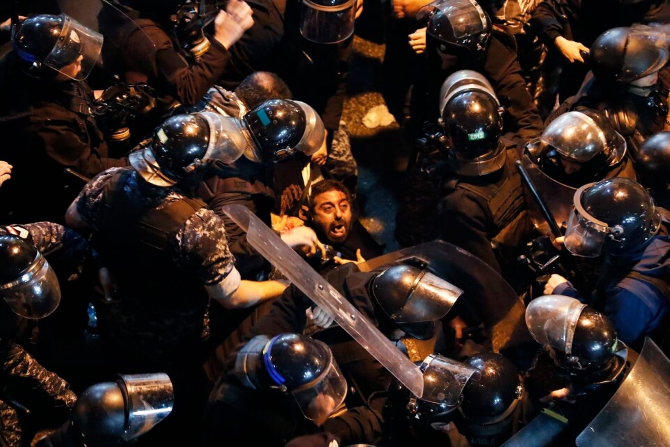 Polis arresterar en av alla de som deltog i tisdagens protester mot regimen i Libanon.