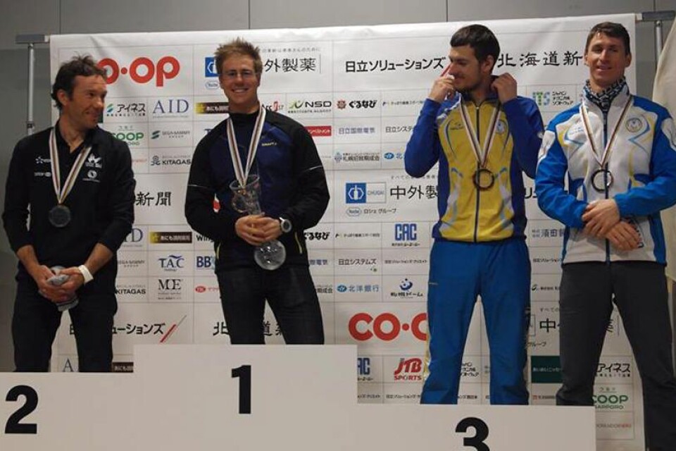 Johannes Andersson fick kliva upp på det översta trappsteget på prispallen och ta emot guldet i den parasportens totala världscup i skidåkning.