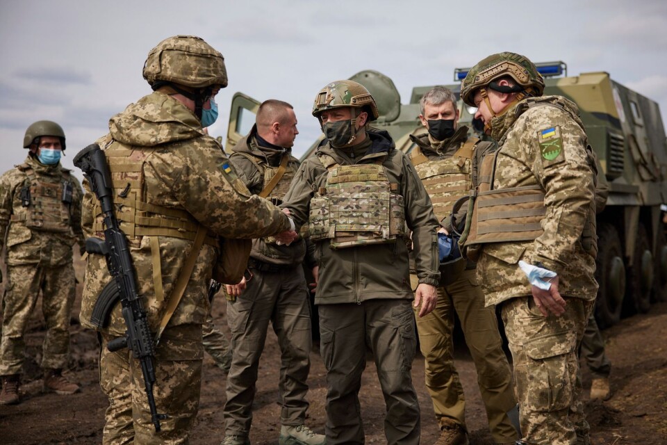 Spänningarna eskalerar i Ukraina när Ryssland stärker sin militära närvaro utanför landet. Sverige måste ta hänsyn till omvärldsförändringarna, skriver Sten Tolgfors.
