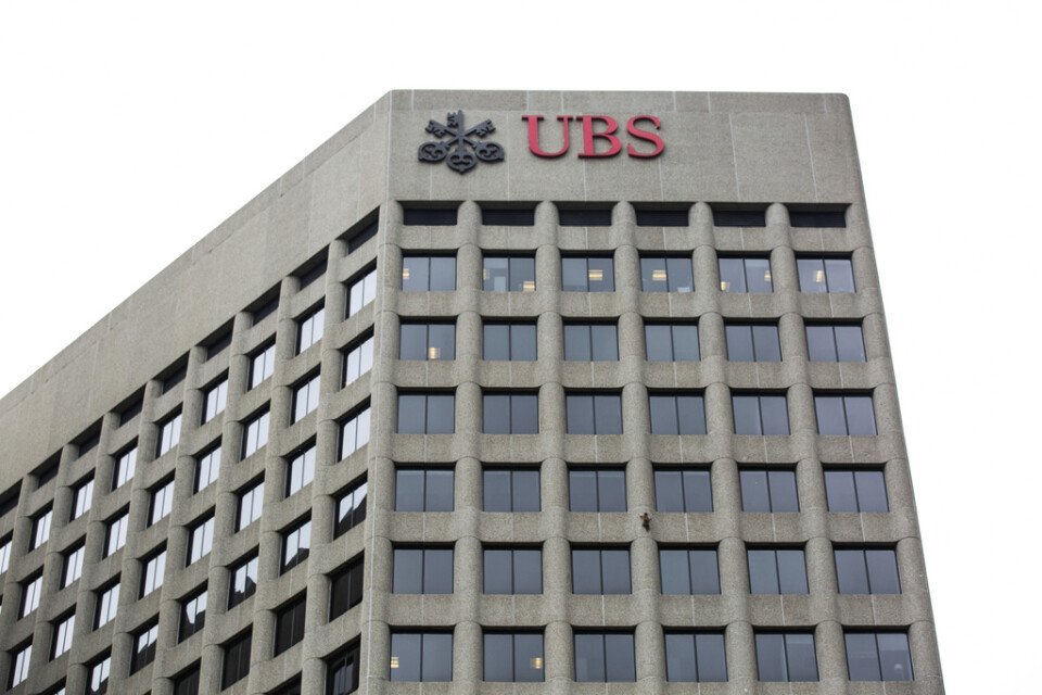 Den schweiziska storbanken UBS håller fast vid utdelningsförslag trots påtryckningar från regering och myndigheter. Arkivbild.