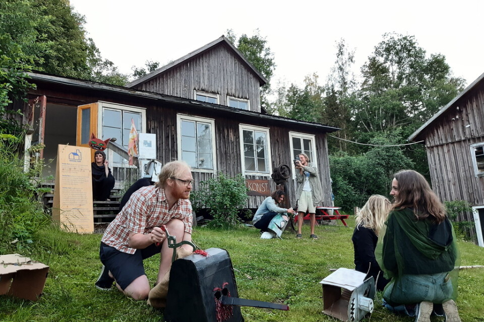 Tomma Rum är ett ambulerande projekt för konstnärer och kulturskapare. Varje sommar fyller man en tom lokal någonstans i Sverige med utställningar, teaterföreställningar och konserter. I år huserar man i en tom fabrik i Vännersta i Ångermanland. Pressbild.