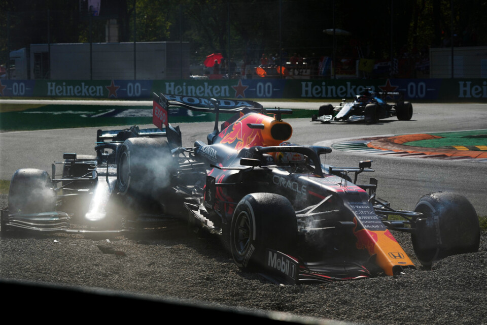 Max Verstappen och Lewis Hamilton kraschade i Monza.