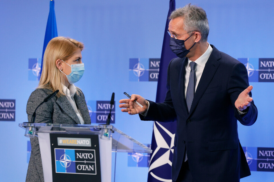 Ukrainas biträdande premiärminister Olha Stefanisjyna tillsammans med Natos generalsekreterare Jens Stoltenberg i Bryssel.
