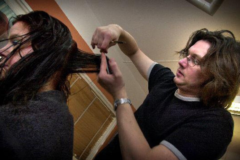 För frisören Sven-Ove Svensson är håret huvudsaken. Med van och säker hand ger han kunden Lena Berglund en kortare och vårfräsch frisyr, färgad i red velvet.Bilder: Tommy Svensson