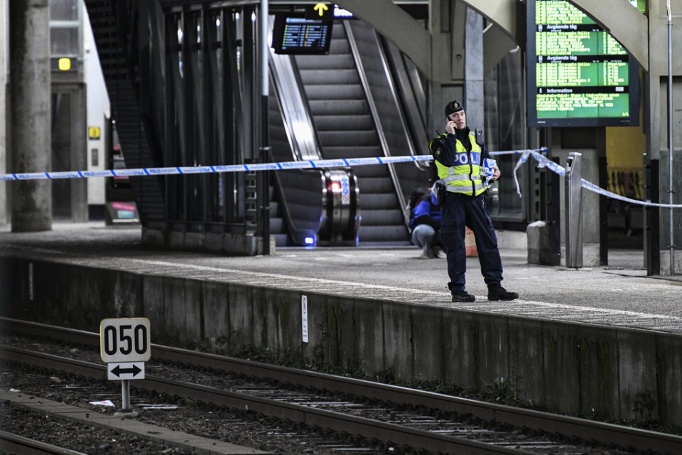 Polis på plats efter att en kvinna blivit påkörd av ett tåg på Lund central en kväll i december förra året. Arkivbild.