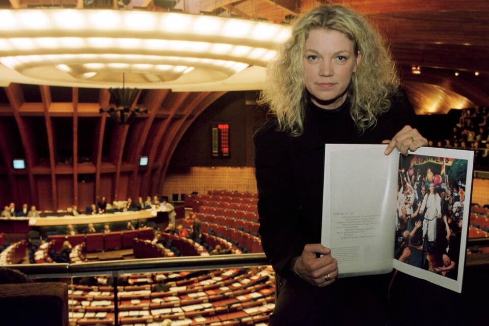 Fotografen Elisabeth Ohlson på plats i EU-parlamentet 1999 då hennes "Ecce homo"-utställning stoppades från att visas i Strasbourg. Arkivbild.