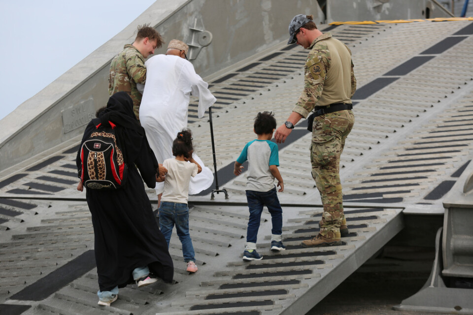 Amerikanska soldater eskorterar amerikanska medborgare till ett evakueringsfartyg i Port Sudan den 30 april.