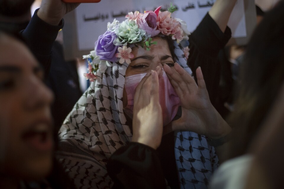 Många som deltagit i den senaste tidens demonstrationer är unga, som denna kvinna som demonstrerade i bostadsområdet Sheik Jarrah i östra Jerusalem tidigare i maj.