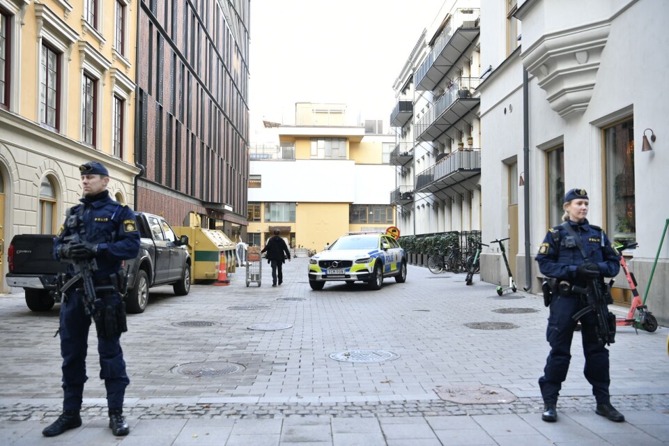 Beväpnade poliser utanför Hillelskolan, judiska skolan, på Nybrogatan i Stockholm, dagen efter terrorattentatet i Wien.