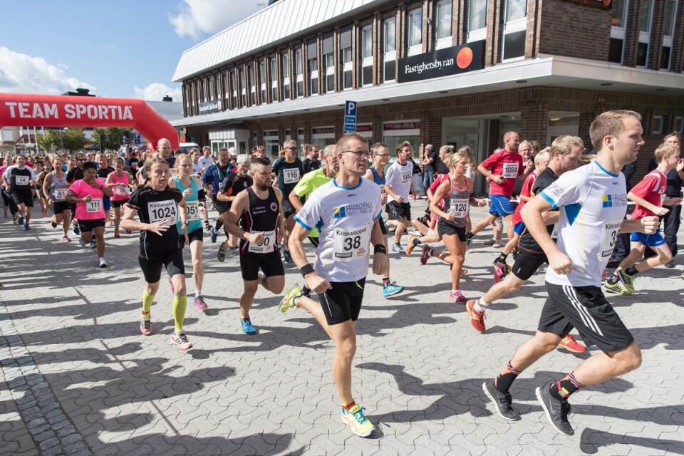 270 löpare kom till start förra året med start och mål utanför Swedbank. Foto: Foto: Christer Hansson