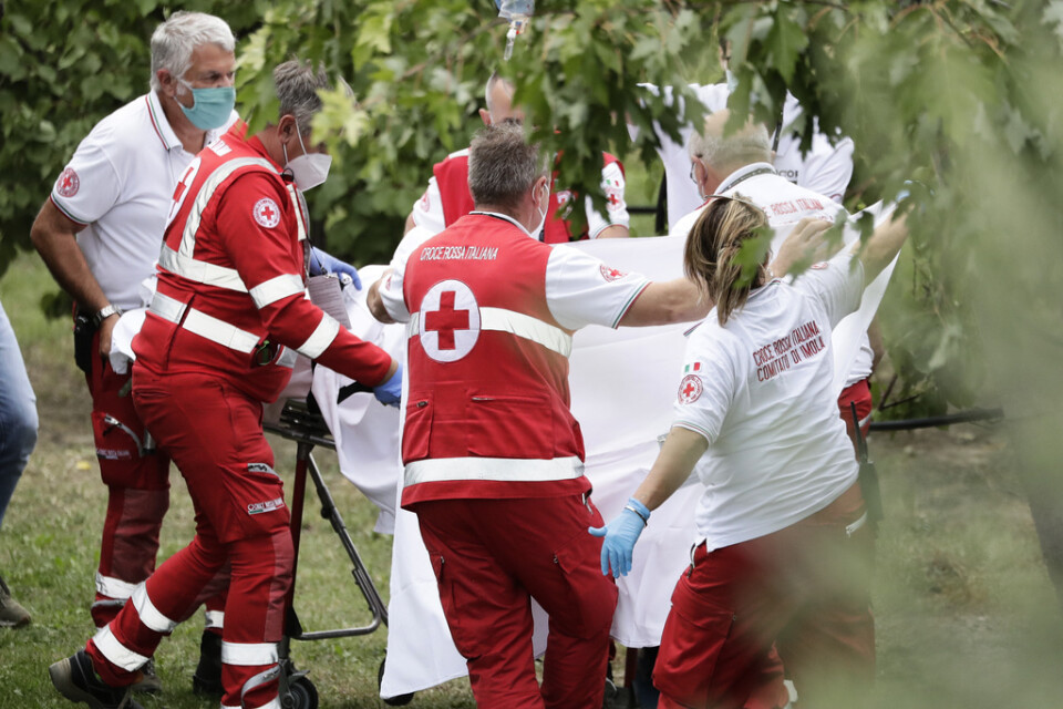 Chloé Dygert bärs bort till ambulansen efter kraschen i cykel-VM.