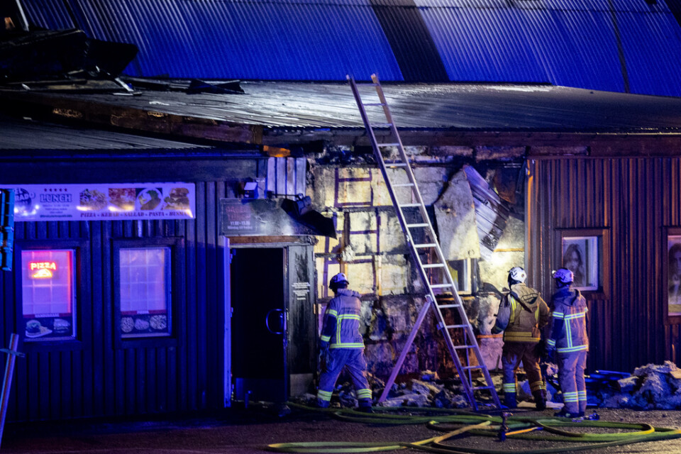 Vid halv fem på morgonen betecknades branden i en byggnad med idrottshall och pizzeria som släckt.