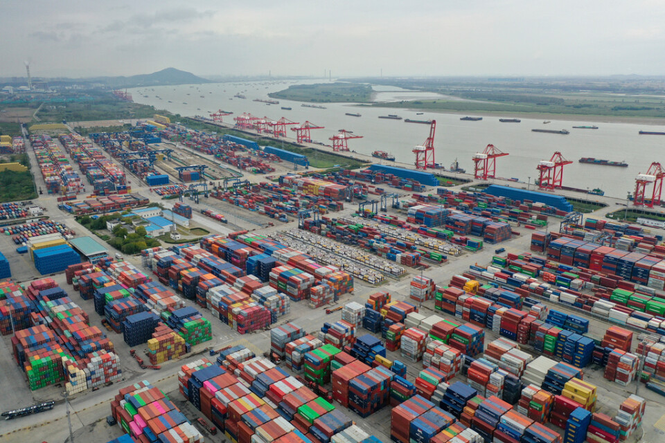 Containrar i en hamn i Nanjing i östra Kina. Trots flera utmaningar fortsatte landets handel att öka under 2022. Arkivbild.