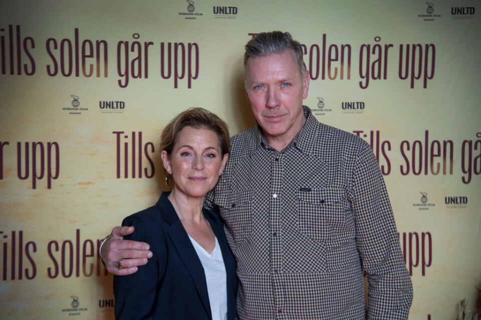 Helen Sjöholm och Mikael Persbrandt spelar ett gift par i Peter Dalles nya film "Tills solen går upp".
