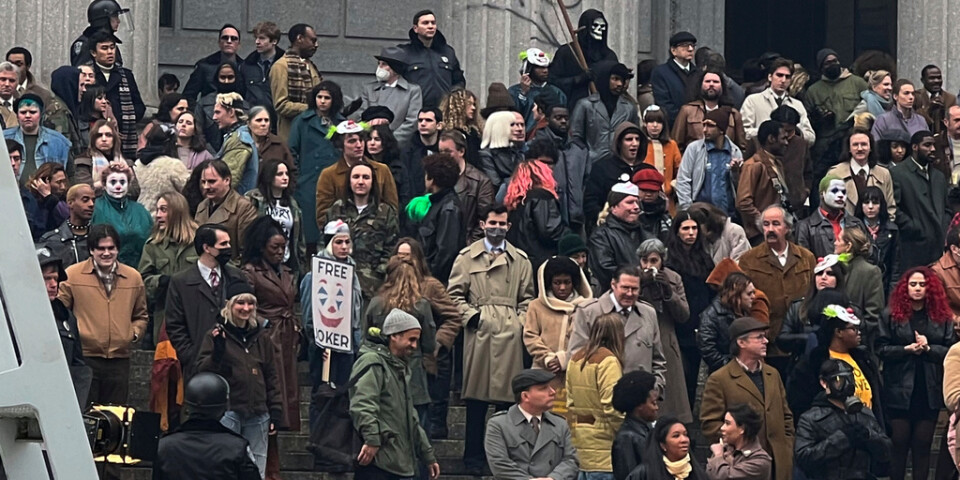 Skådespelare trängs på trappan till en domstol i New York under inspelningen av den andra "Joker"-filmen.