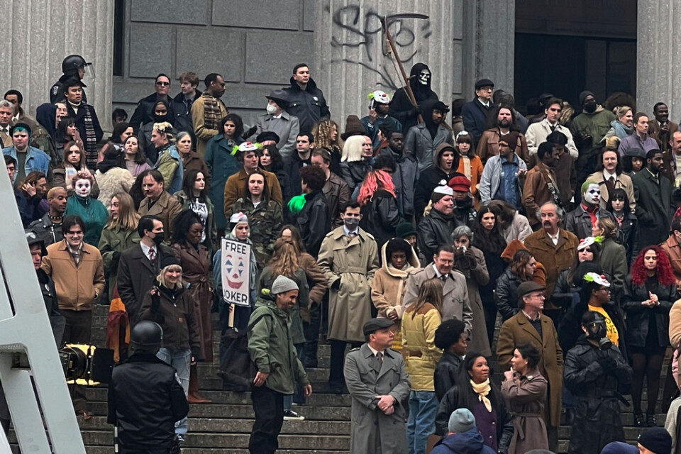 Skådespelare trängs på trappan till en domstol i New York under inspelningen av den andra "Joker"-filmen.