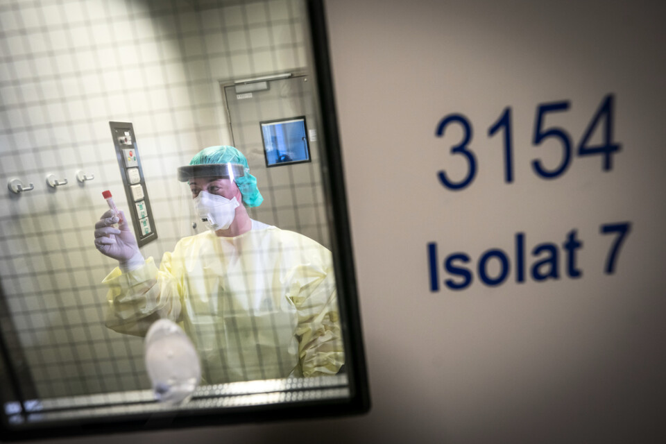 En sjuksköterska vid ett isolationsrum vid sjukhuset Ullevål dit coronapatienter ska föras. Arkivbild.