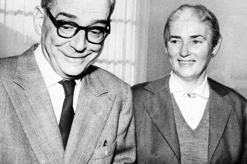 Ivo Andric med sin hustru Milica Babic-Andric i hemmet i Belgrad strax efter att de har fått veta att Andric belönats med Nobelpriset 1961.