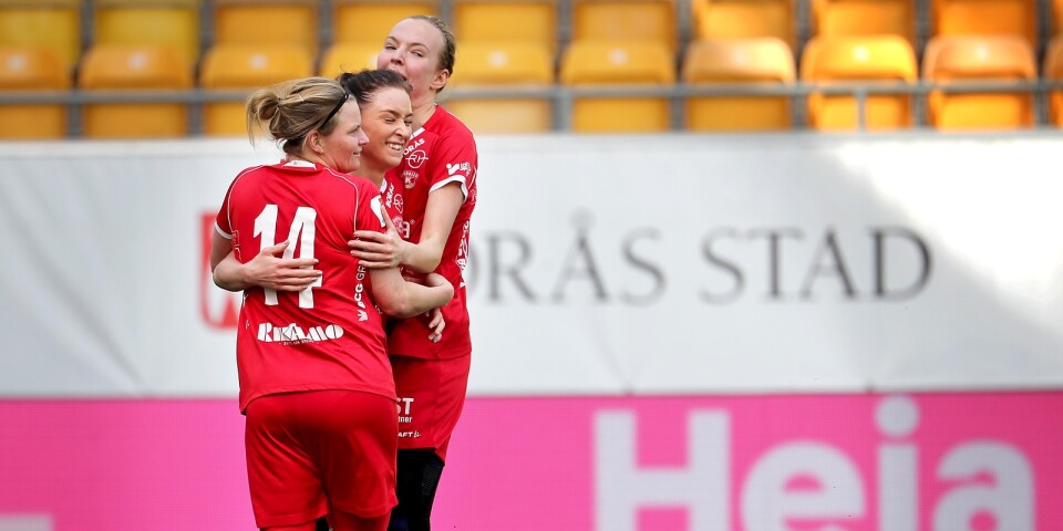 Sara Lindén (14) och Maja Wrångemyr (längst bak) kramar om Izabella Bergström efter den sistnämndas första mål i elitettan. Bergström gjorde en kanonmatch mot Bromölla, men var missnöjd med att bara göra ett mål.