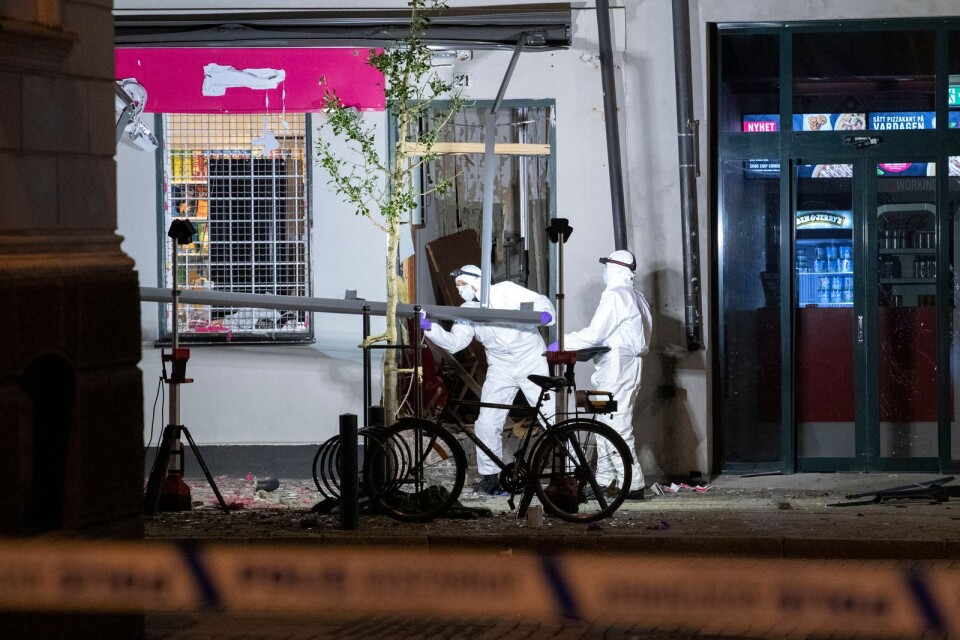 LUND 20190914 
Polisens kriminaltekniker undersöker området kring entrén till en livsmedelsbutik på Stora Södergatan i centrala Lund efter en explosion tidigt i lördags morse.