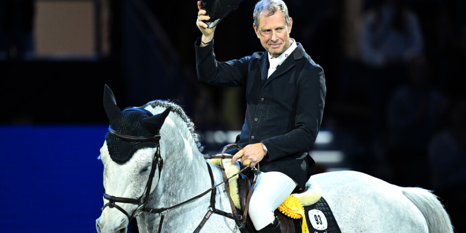 Rolf-Göran Bengtsson på hästen Zuccero hyllas av publiken vid prisutdelningen efter Gothenburg Trophy.