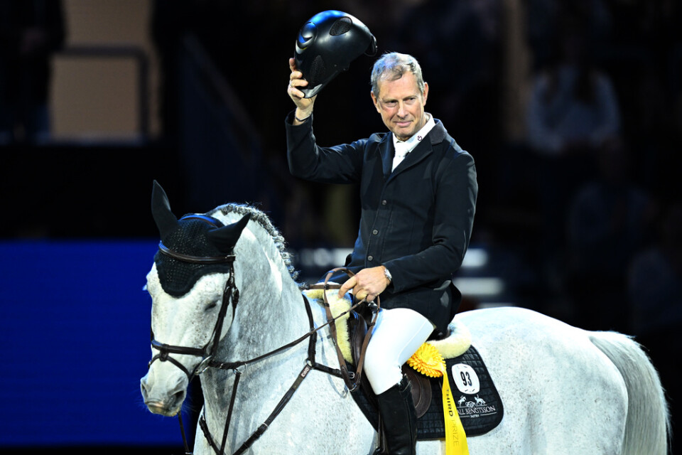 Rolf-Göran Bengtsson på hästen Zuccero hyllas av publiken vid prisutdelningen efter Gothenburg Trophy.