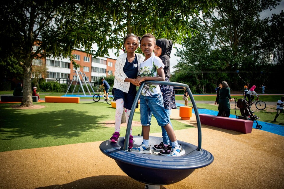 Sara, Sarman and Salma Mohamed enjoyed the roundabout. Their mother, Shokri Mohamed, is very happy with the activity playground. “I know that this cost a lot of money. Thank you so much, Kristianstad, she says.