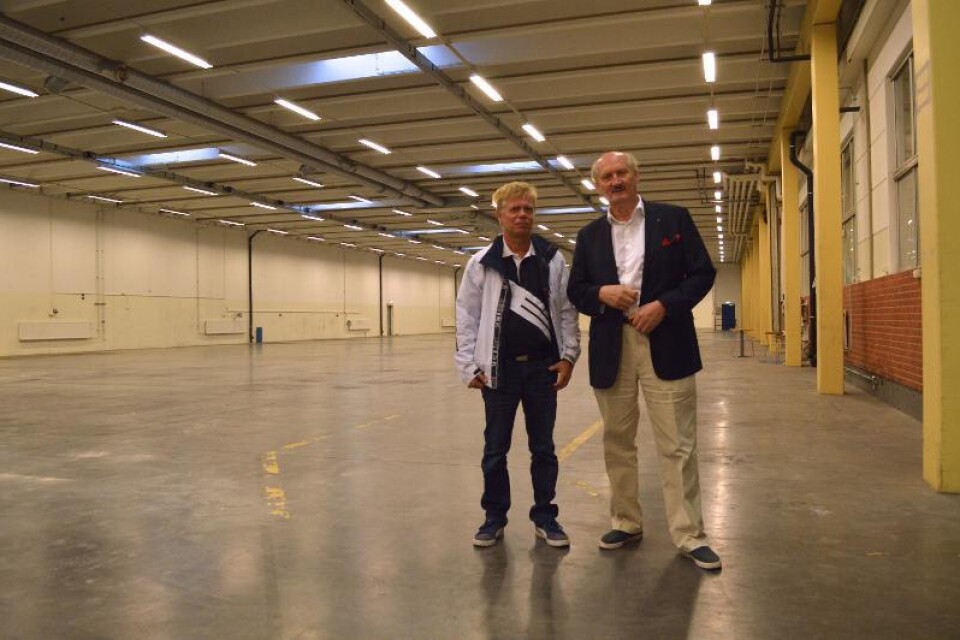 Mats Svensson (KD), ordförande i fritidsnämnden, tillsammans med Roland Nilsson, representant för fastighetsägarna i den stora hallen i Heatex före detta lokaler vid Hedvägen.