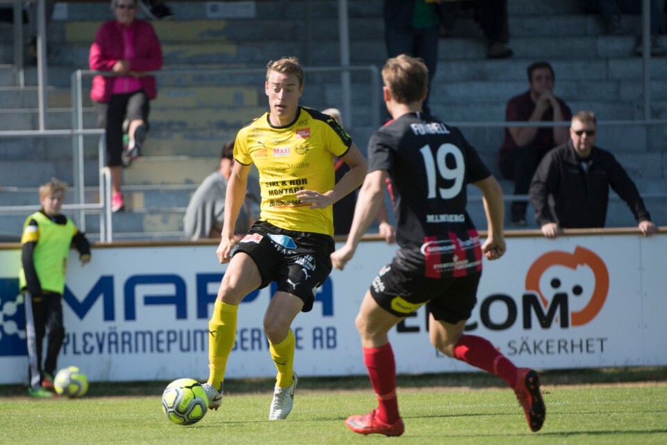 Jesper Löfgren drog på sig ett gult kort och missar matchen mot Oskarshamn.